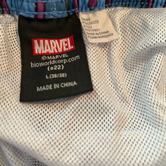 Men’s Marvel Size Large Swim Trunks - Picture 15 of 16